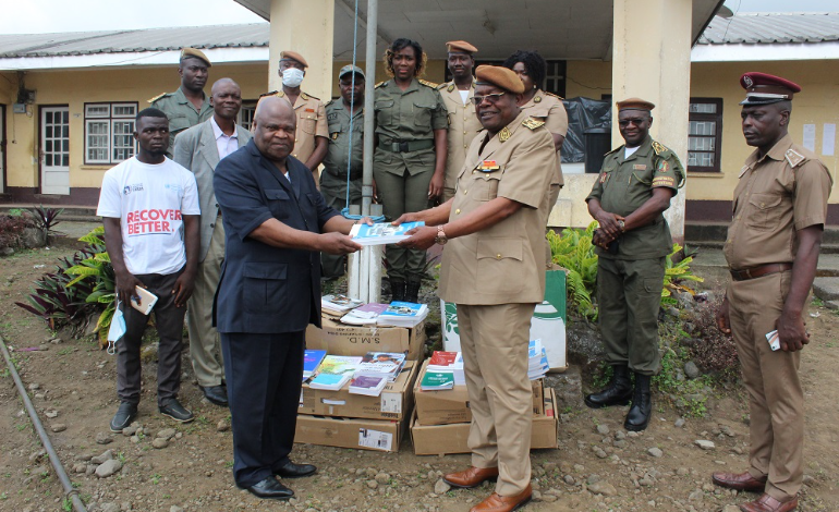 Don  d'ouvrages &agrave; l'&eacute;cole nationale d'administration p&eacute;nitentiaire